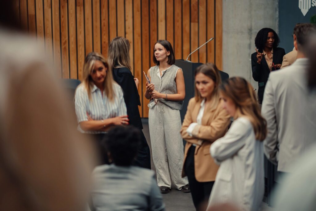 Mulheres fazendo networking e discutindo em evento de conferência profissional
